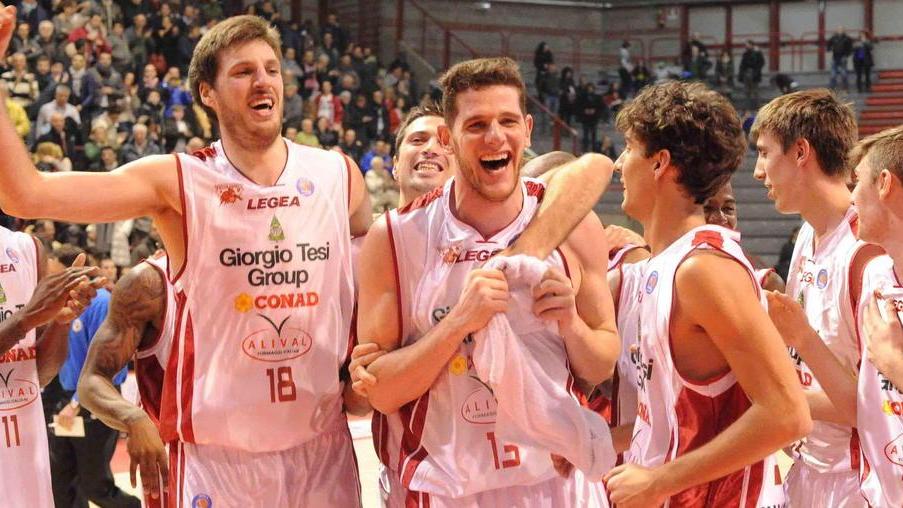 L'esultanza di Amoroso e Magro dopo la vittoria su Pesaro