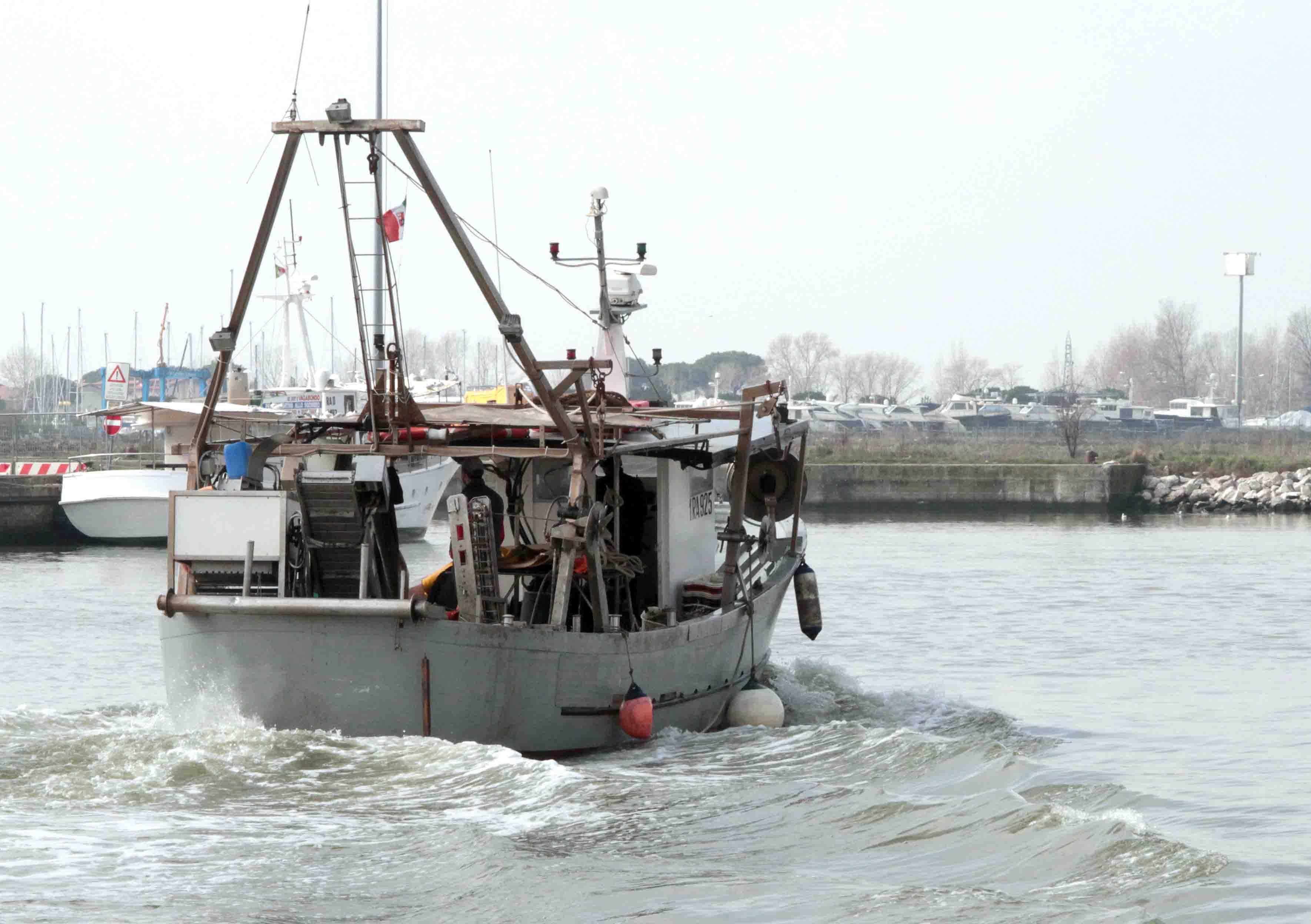 Un peschereccio (foto archivio)