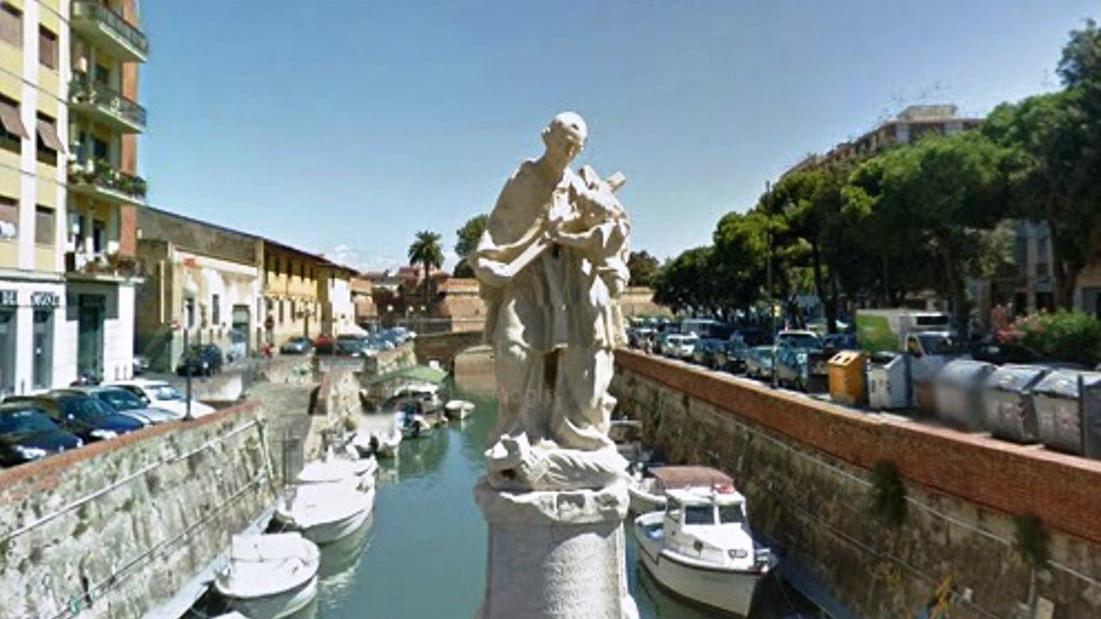Tutti pazzi per la statua di san Giovanni Nepomuceno