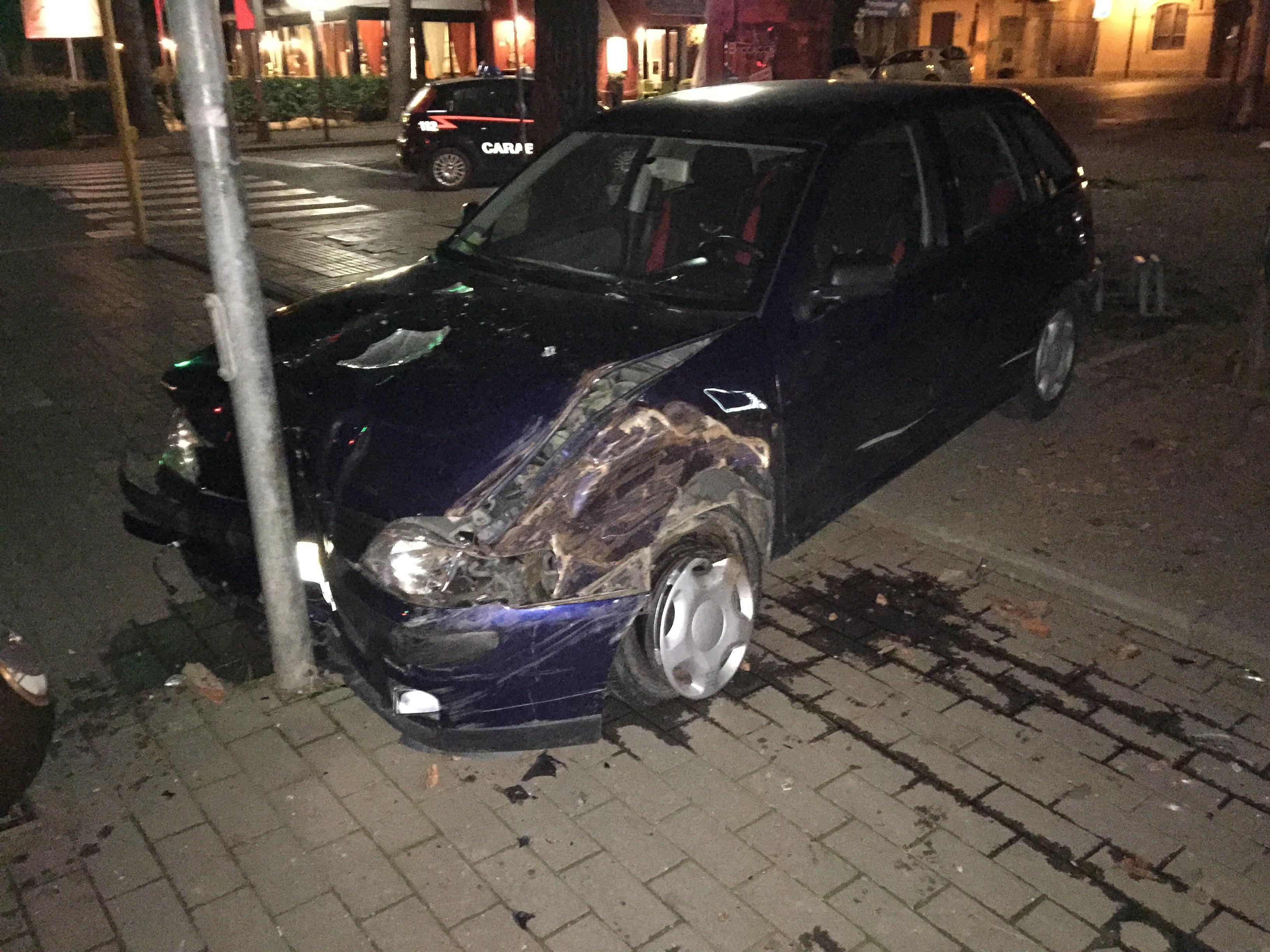 L'auto andata a schiantarsi contro un lampione