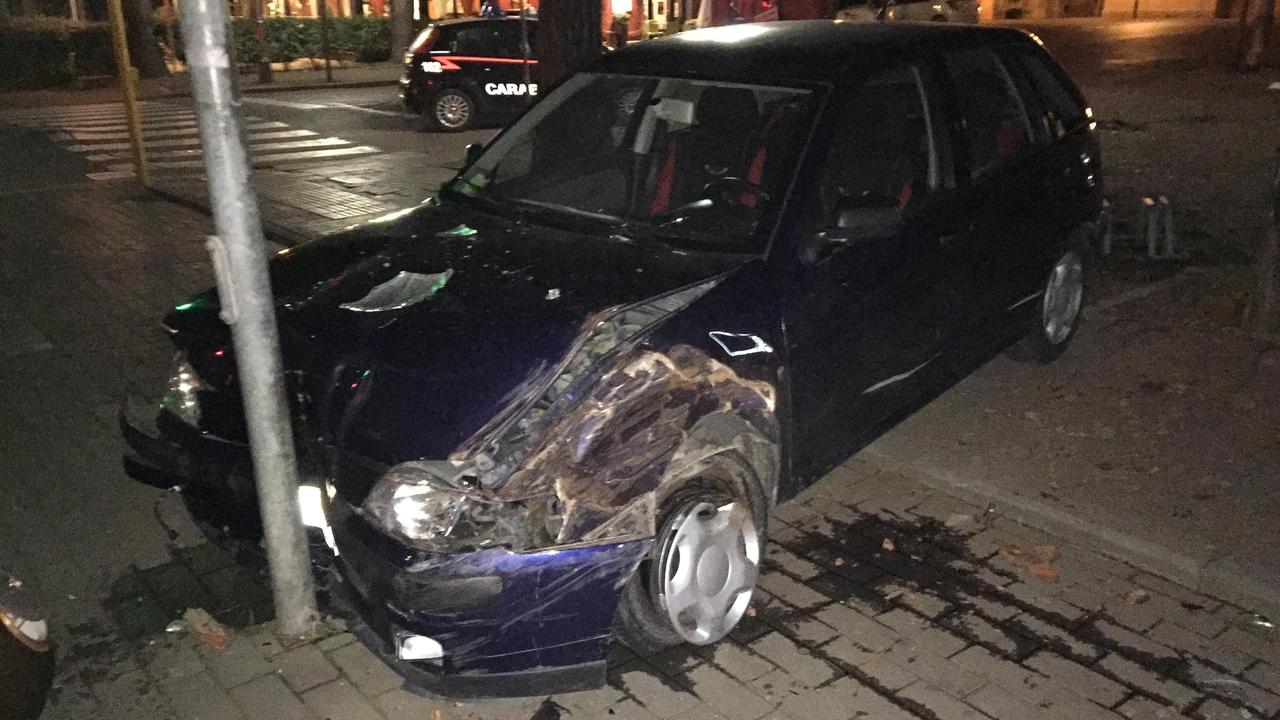 L'auto andata a schiantarsi contro un lampione