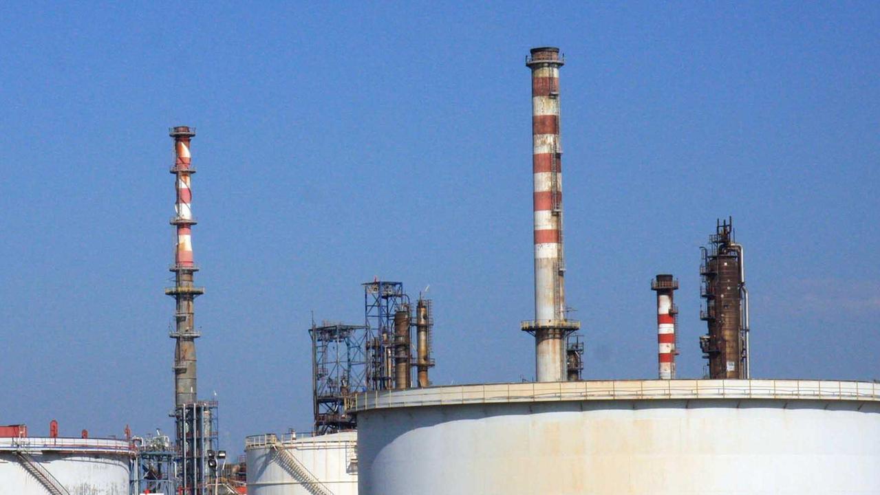 Alcune delle ciminiere della raffineria Eni (Vincenzoni Pentafoto)