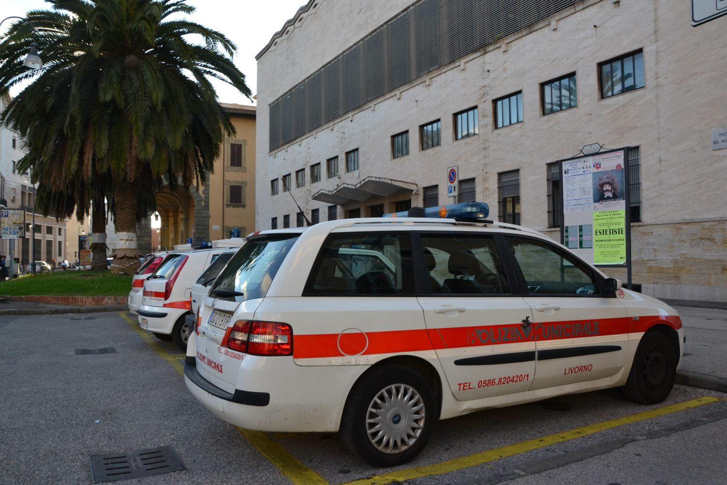 L'altra notte in via Cairoli i vigili urbani hanno difeso una ragazza di 25 anni durante un litigio in strada col fidanzato