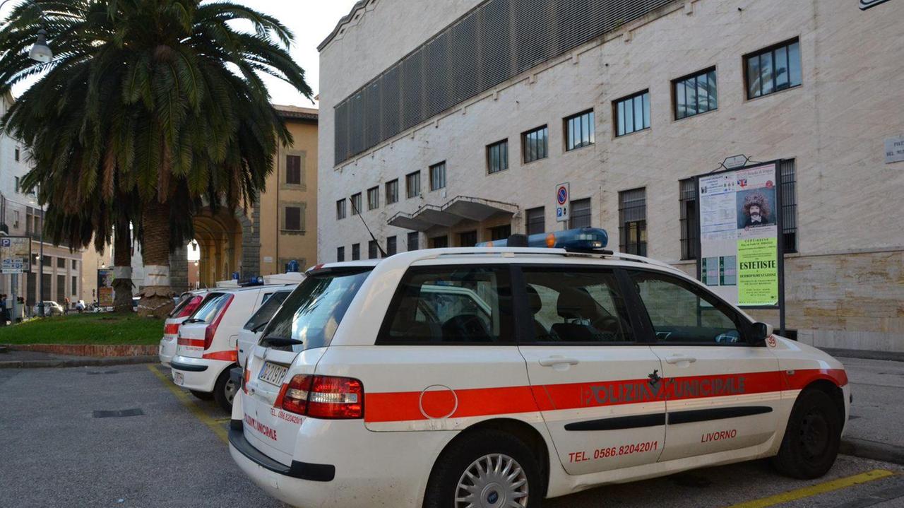L'altra notte in via Cairoli i vigili urbani hanno difeso una ragazza di 25 anni durante un litigio in strada col fidanzato