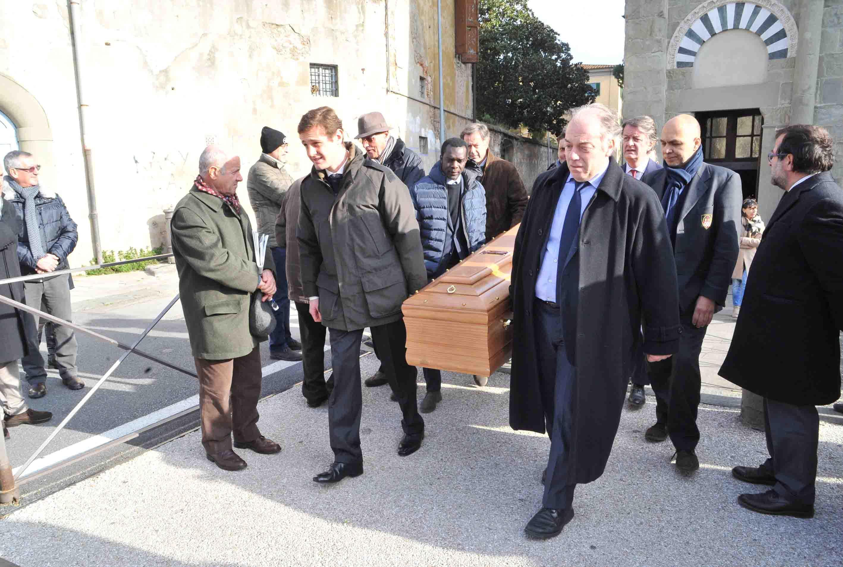 L'ultimo saluto di familiari ed amici ad Angiolo Bianchi