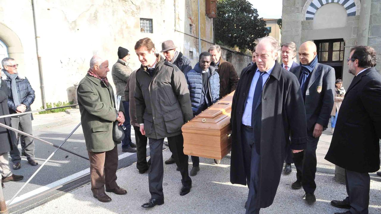 L'ultimo saluto di familiari ed amici ad Angiolo Bianchi