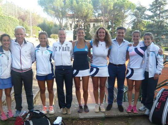 La formazione femminile del Tc Prato insieme al presidente D'Ambrosi