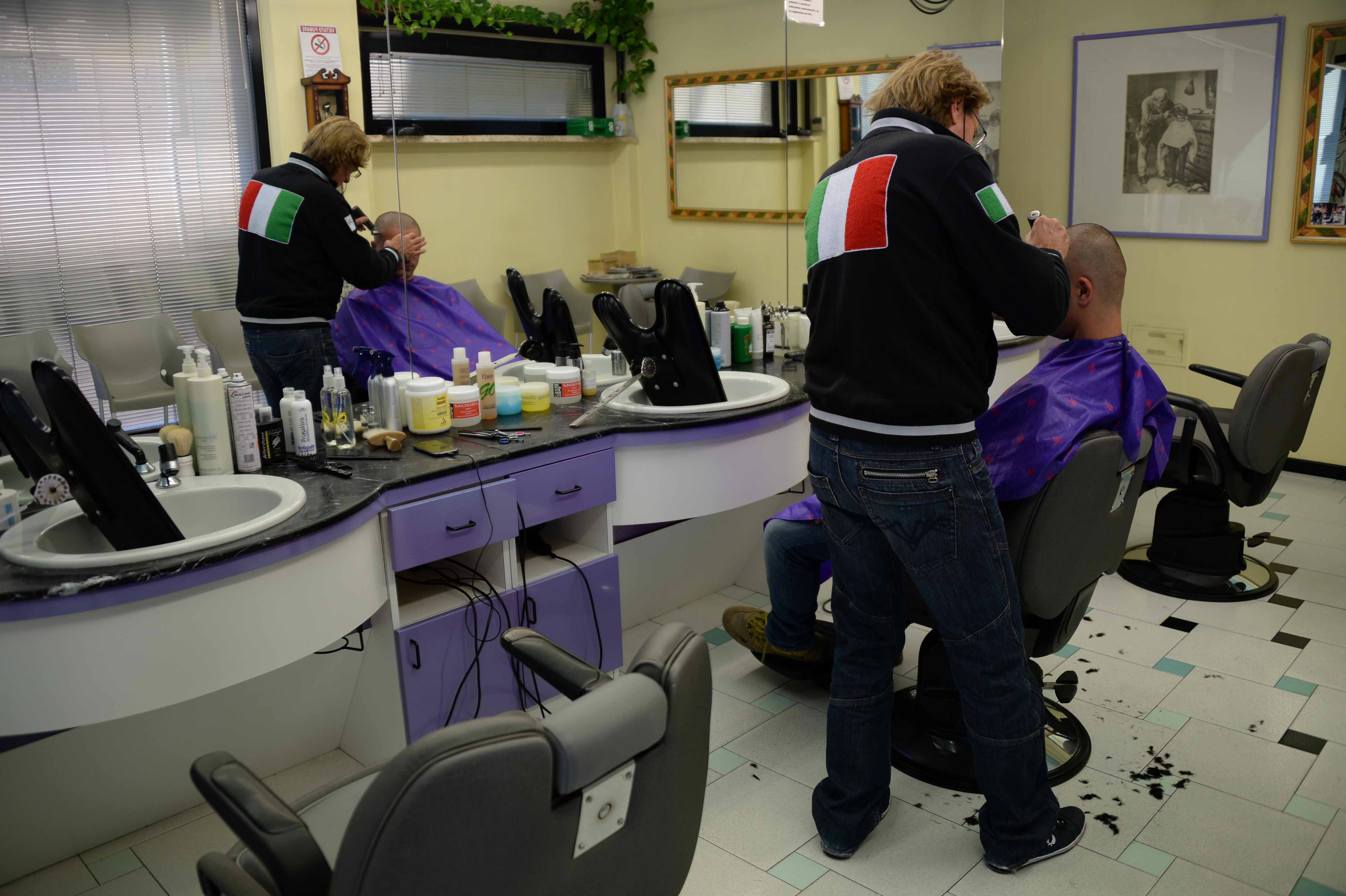Un parrucchiere al lavoro