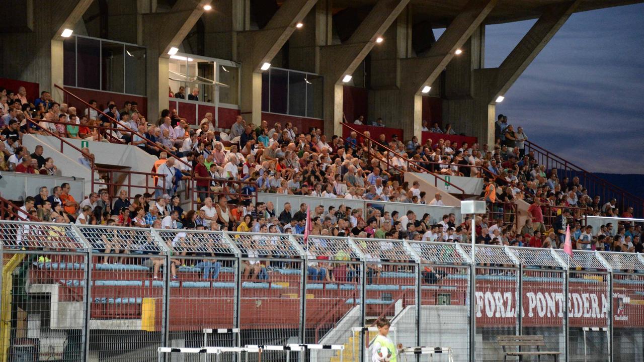 La tribuna centrale del "Mannucci" di Pontedera (foto Franco Silvi)