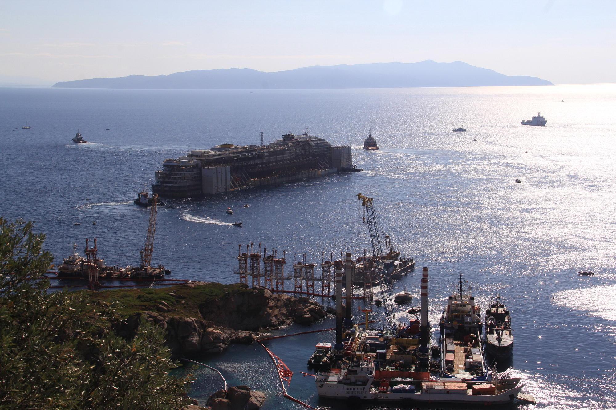 La Costa Concordia lascia l'isola del Giglio