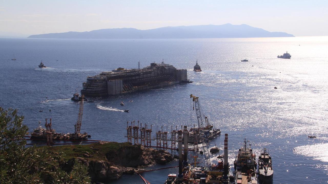 La Costa Concordia lascia l'isola del Giglio