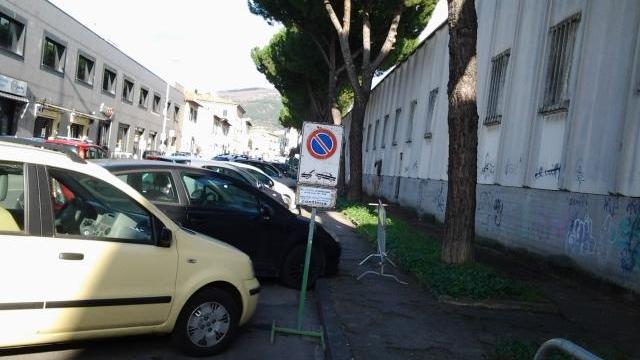 Il divieto di sosta in via Bologna