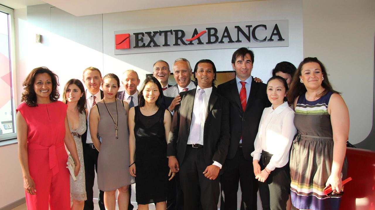 Foto di gruppo il giorno di inaugurazione di Extrabanca