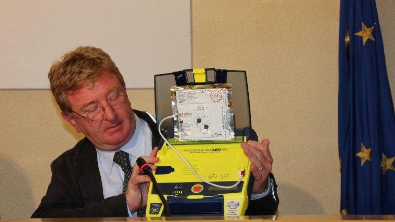 Maurizio Cecchini mostra come si usa un defibrillatore