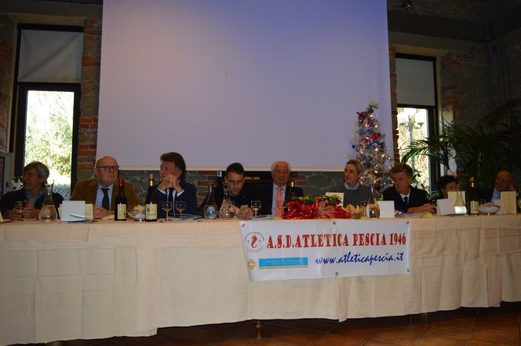 Il tavolo della presidenza durante la cena degli auguri dell'Atletica Pescia