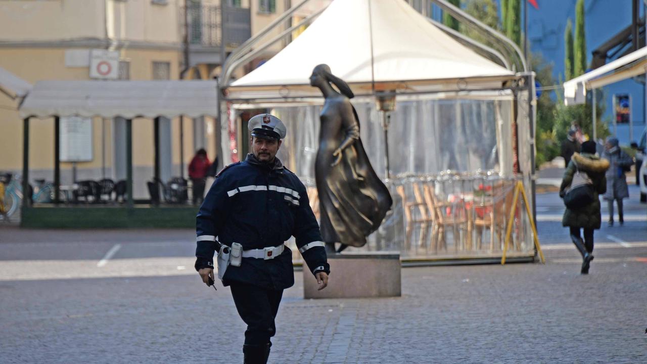 Un gazebo nel centro di Pontedera (foto Franco Silvi)