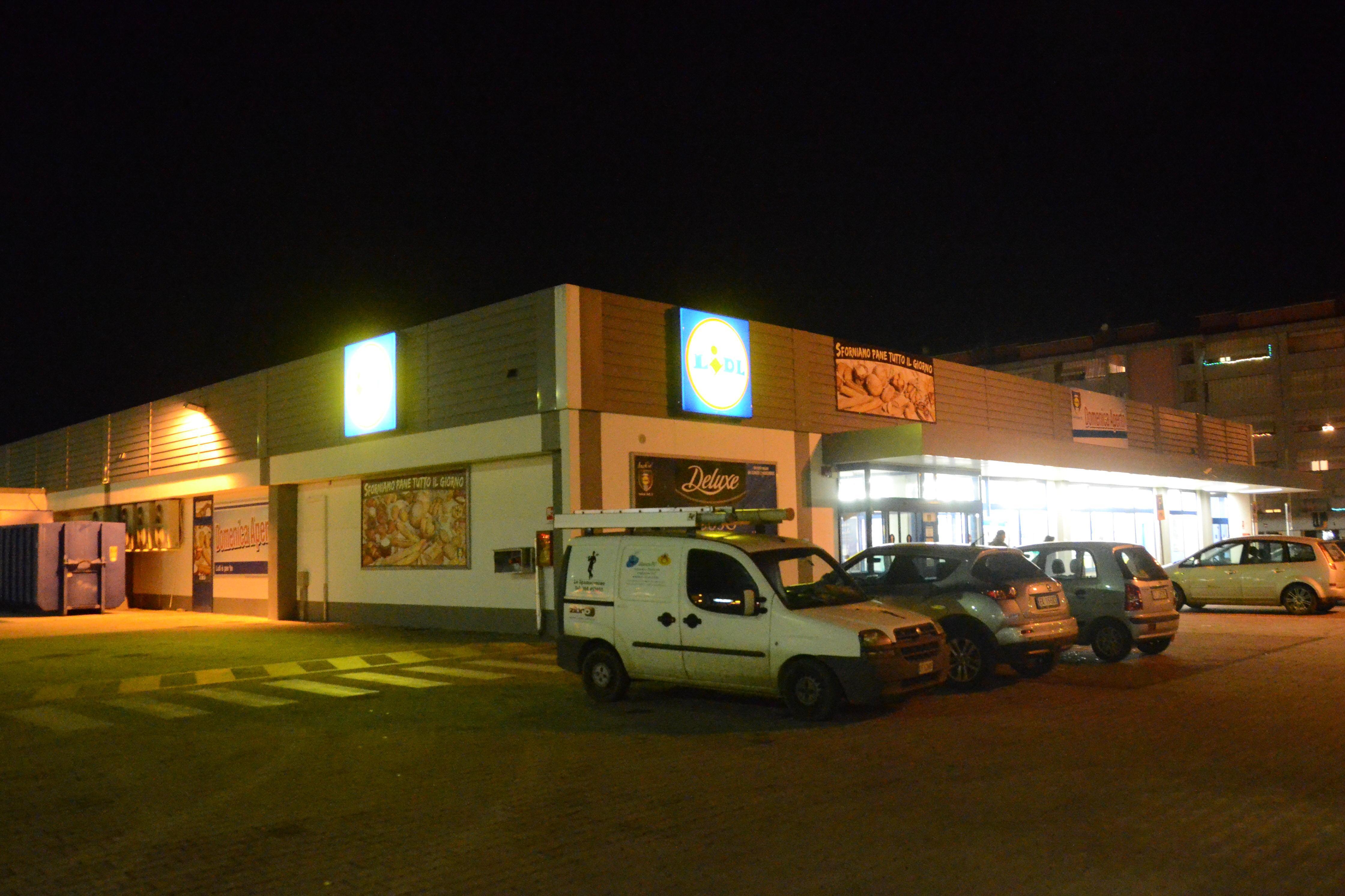 Il piazzale del supermercato alla Cittadella (foto Bf)