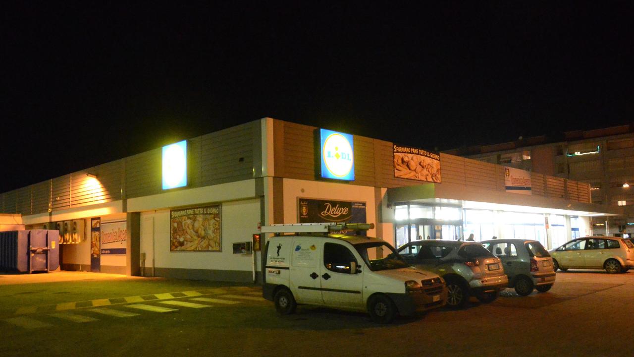 Il piazzale del supermercato alla Cittadella (foto Bf)