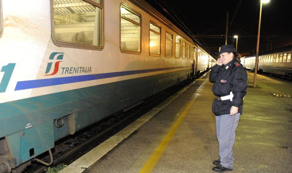 Interviene la polizia per far scendere i pendolari dal treno 