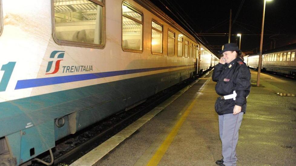 Interviene la polizia per far scendere i pendolari dal treno