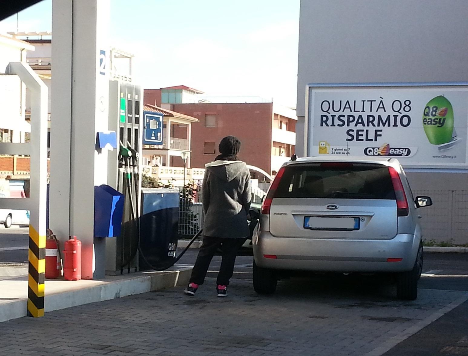 Il distributore Q8 di lungomare Marconi