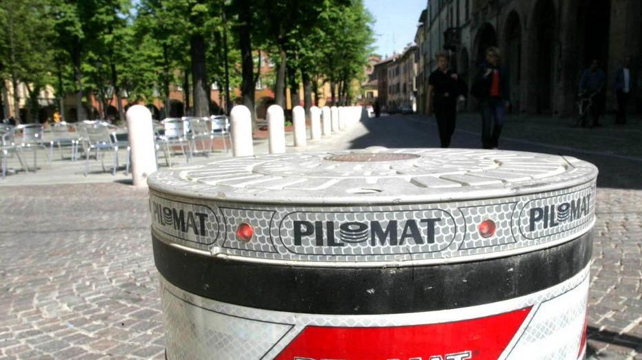 Il pilomat si alza, donna inciampa e fa causa al Comune