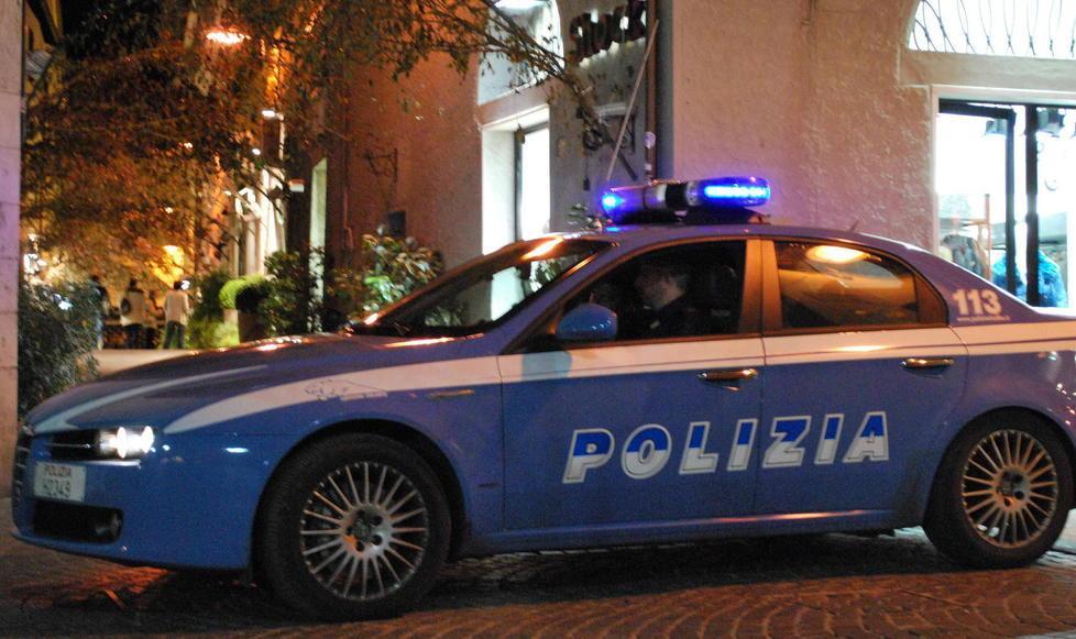 Costringe la sorella disabile a mendicare
