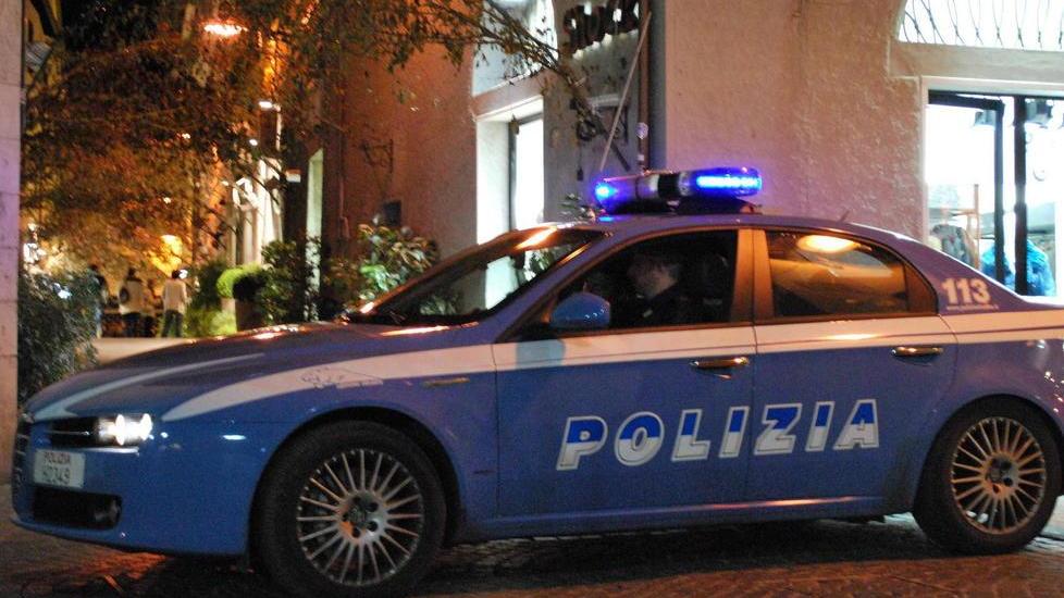 Costringe la sorella disabile a mendicare