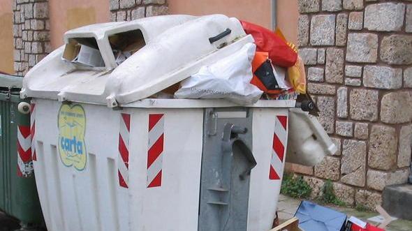 Rifiuti, tassa da sospendere «Verificare la legittimità»