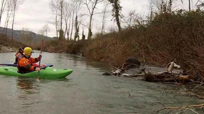 Carcasse di automobili sul greto dell’Ombrone