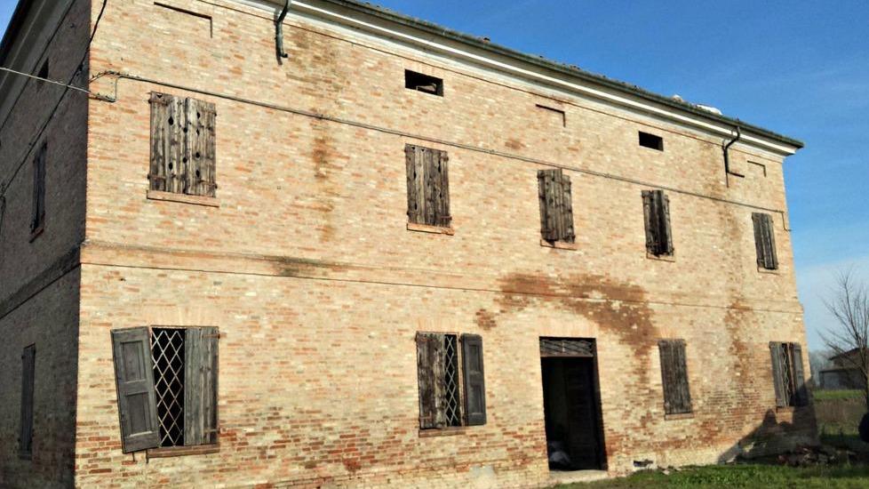 Cade in cantiere, muratore ferito