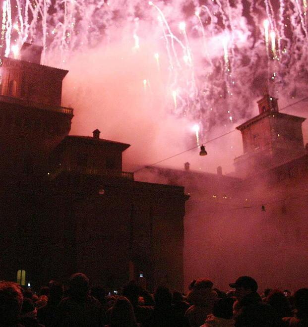 Il Castello Estense riprende fuoco 