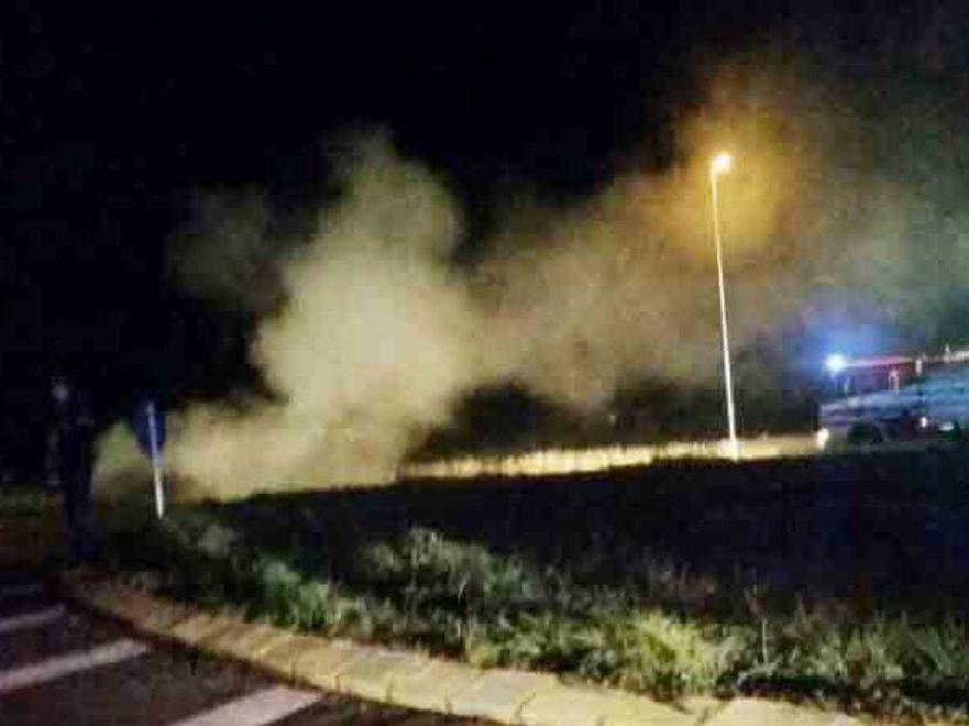 Auto sbanda e prende fuoco fuggito un passeggero 