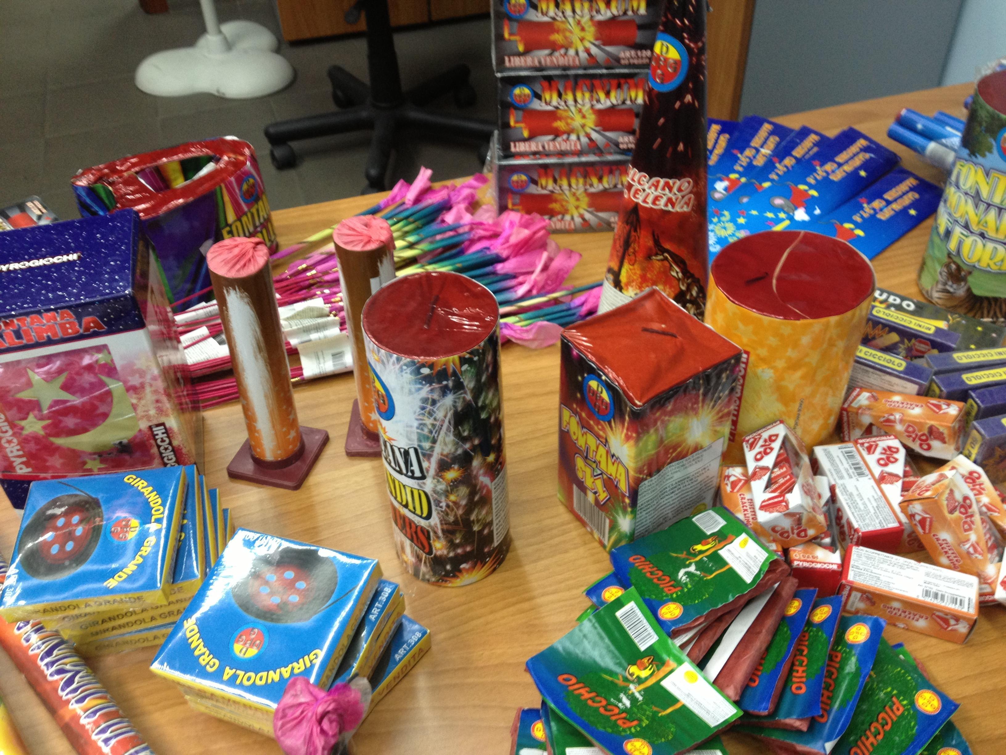 Controlli a tappeto fra i distributori di fuochi d'artificio