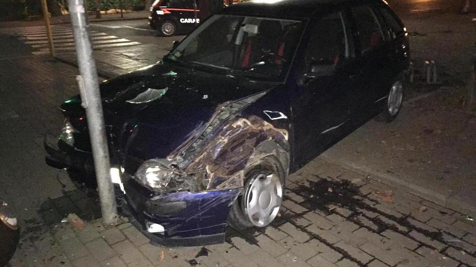 Auto impazzita si scontra con rastrelliere e panchine
