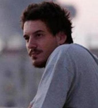 Ucciso da una bomba mentre raccontava una storia di guerra