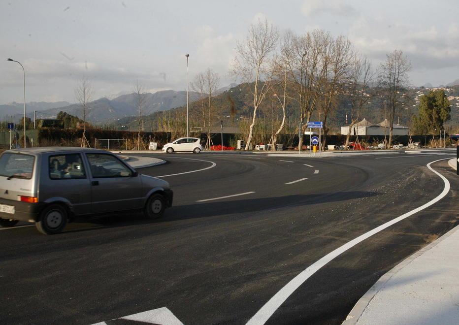 Terminata la rotonda su via di Montramito