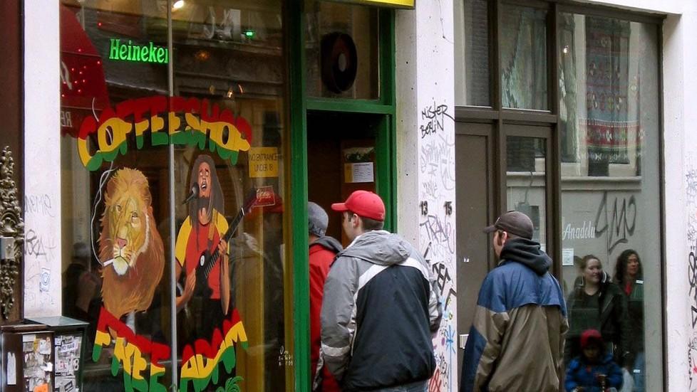 Compra droga e se la spedisce a casa: scoperto dalla polizia 