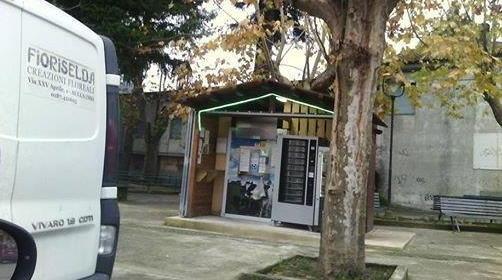 Scalino rende inaccessibile il distributore latte di Aulla