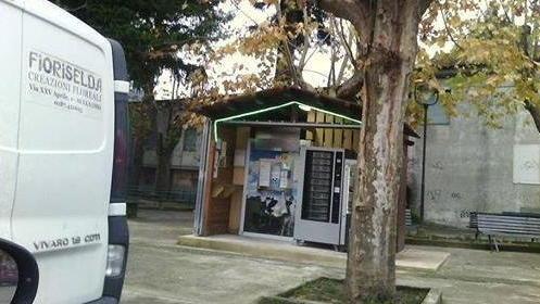 Scalino rende inaccessibile il distributore latte di Aulla