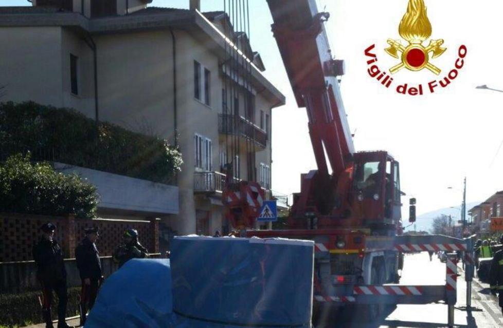 Camion perde il carico di rotoli di lamiera di acciaio
