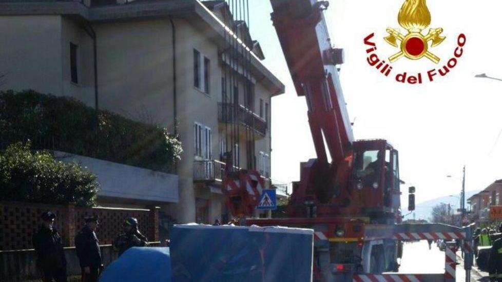 Camion perde il carico di rotoli di lamiera di acciaio