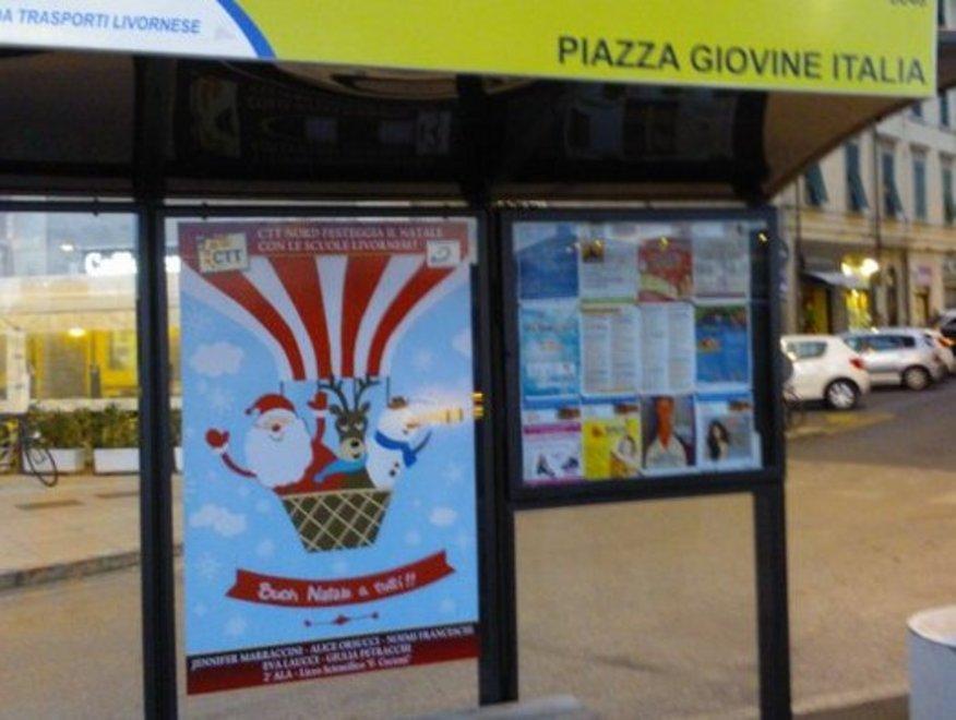 Auguri alla fermata con i disegni dei ragazzi