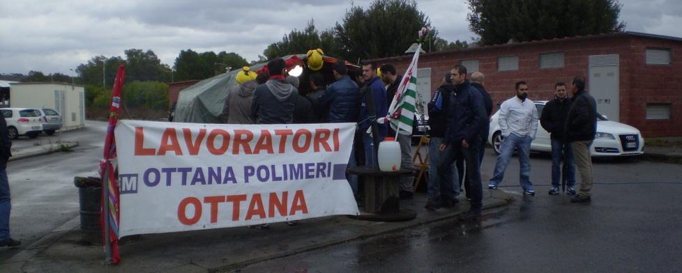 Ottana, brindisi di lotta davanti alla fabbrica 