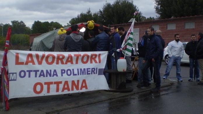 Ottana, brindisi di lotta davanti alla fabbrica
