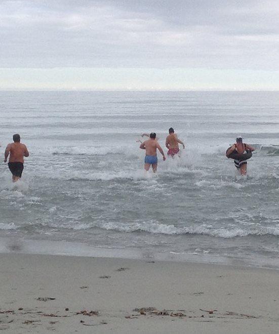 Bagno di Capodanno, alla Caletta una sfida al freddo e al gelo 