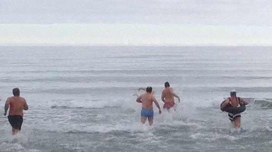 Bagno di Capodanno, alla Caletta una sfida al freddo e al gelo