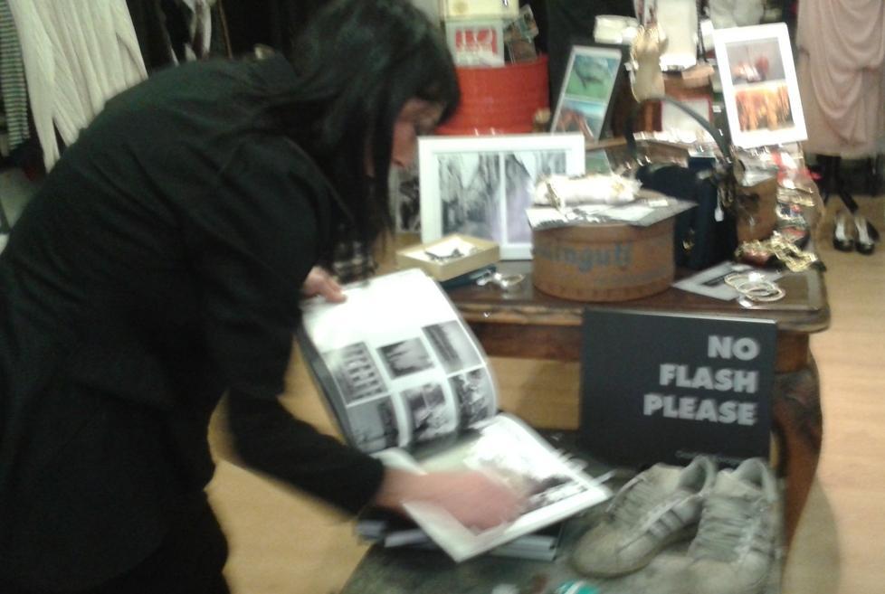 “No flash please”, libro fai da te con le foto di un “giramondo” 