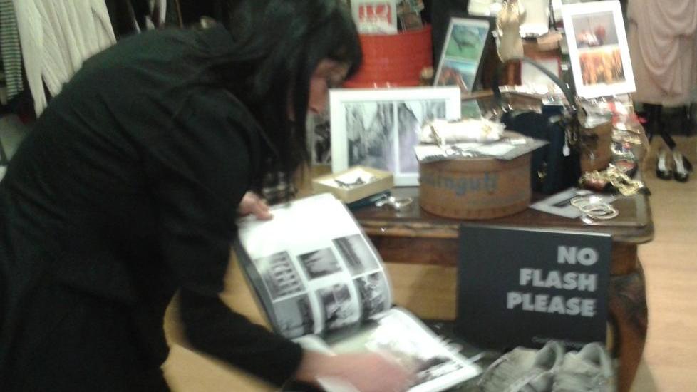 “No flash please”, libro fai da te con le foto di un “giramondo”