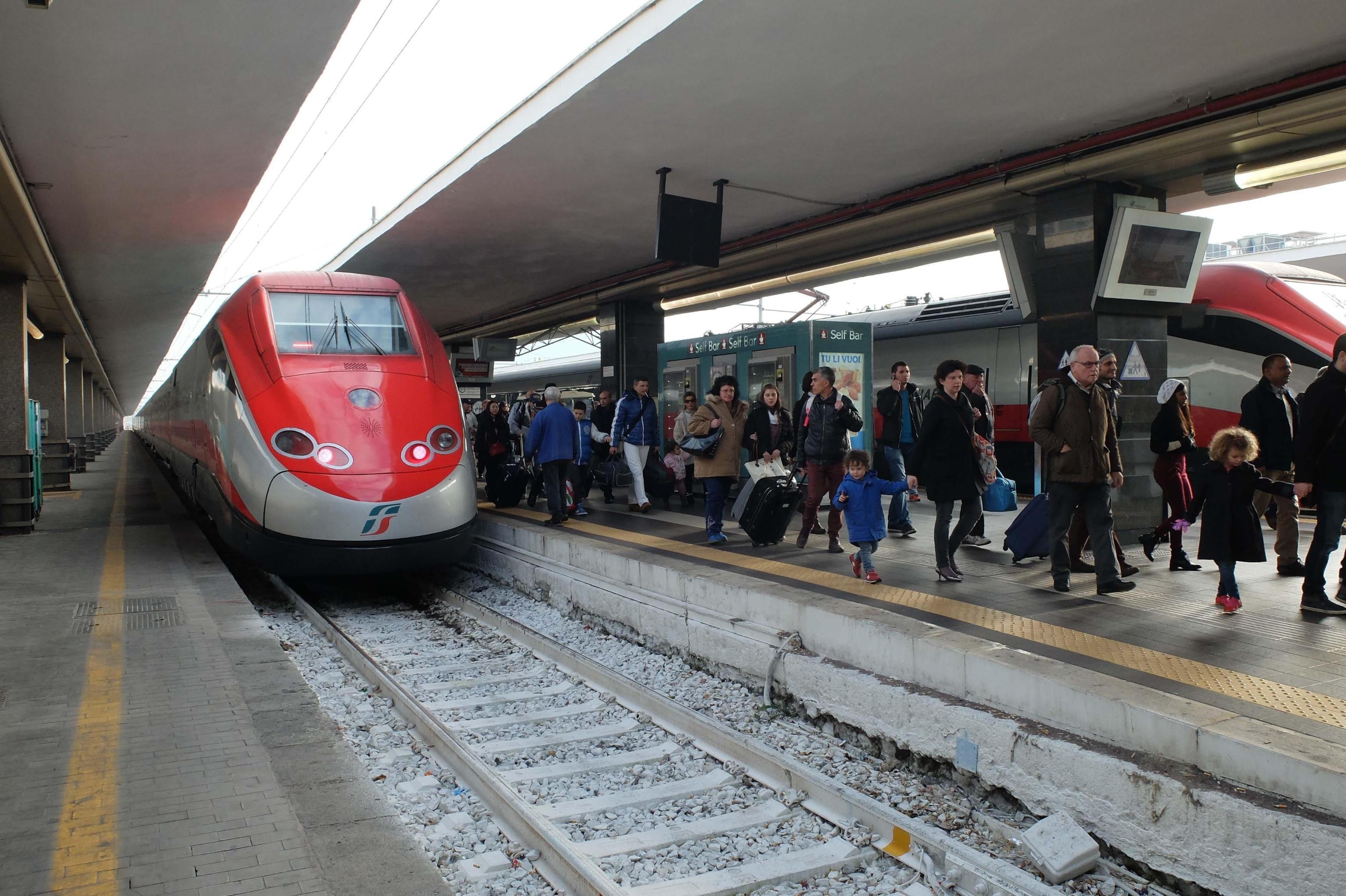 Trentenne modenese annuncia suicidio via sms, treni bloccati 